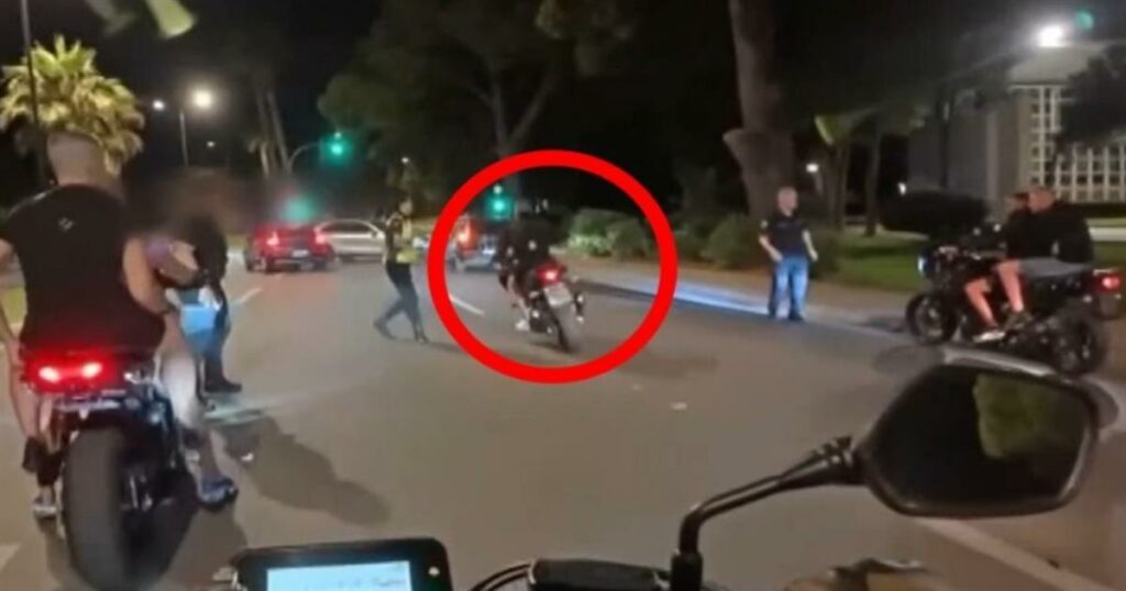 Βουλιαγμένη: Καρέ-καρέ η προσπάθεια οδηγών να διαφύγουν από μπλόκο – Παραλίγο να πατήσουν αστυνομικό