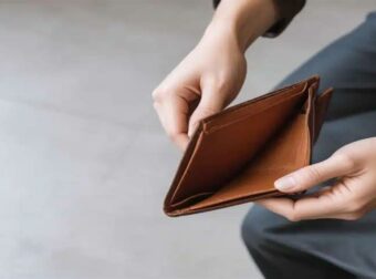 Τι χρώμα πρέπει να έχει το πορτοφόλι σας αν θέλετε να «τραβάτε» τα χρήματα σαν μαγνήτη – Τι είναι γρουσουζιά