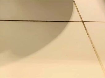 Πώς να αφαιρέσετε τη μαυρίλα ανάμεσα στα πλακάκια στο μπάνιο – Το κόλπο που ξέρουν λίγοι