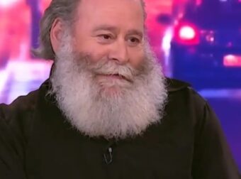 Κωστής Σαββιδάκης: «Με σταύρωσε ο παπάς και κόλλησε ο σταυρός στην πλάτη, ο παππάς μου είπε να πάω για εξετάσεις, έκανα και σε 3 ημέρες…»