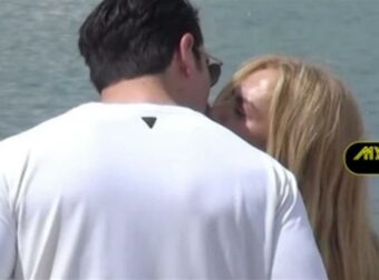 Το πρώτο τους δημόσιο φιλί αντάλλαξε στη Μύκονο το διάσημο ζευγάρι Ελλήνων ηθοποιών