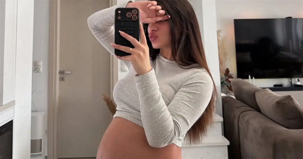 Η Μαριαλένα Ρουμελιώτη ποζάρει σε προχωρημένη εγκυμοσύνη και αποκαλύπτει πόσων εβδομάδων είναι