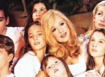 Την έβγαλαν 1η φορά στη δημοσιότητα, 30 χρόνια μετά τον θάνατό της: Φώτο της Αλίκης, κάθεται βουρκωμένη στα παρασκήνια της τελευταίας της παράστασης