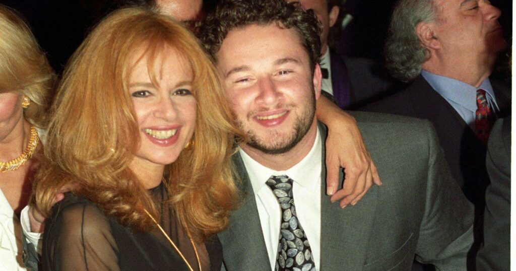 Σφαγή στο σόι της Αλίκης Βουγιουκλάκη – Ο γιος της απειλεί να κινηθεί νομικά!