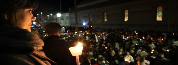 Απίστευτο σκηνικό σε εκκλησία: Ιερέας δεν έδινε το Άγιο Φως στους πιστούς – Τι συνέβη (Βίντεο)