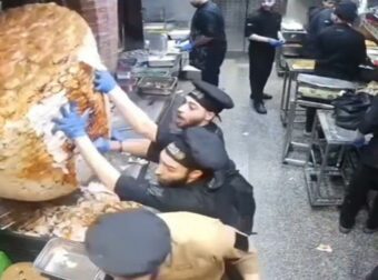 Τεράστιος γύρος παραλίγο να καταπλακώσει σουβλατζήδες (video)