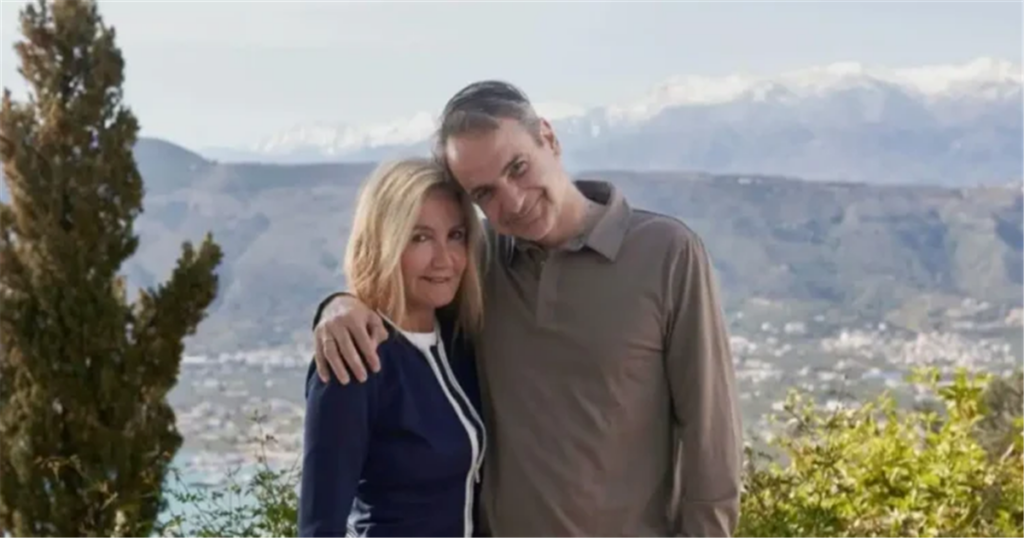 Kυριάκος Μητσοτάκης: Η τρυφερή φωτογραφία με τη σύζυγό του Μαρέβα Γκραμπόφσκι στα Χανιά και οι ευχές για το «Χριστός Ανέστη»