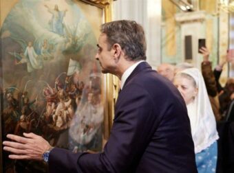 Viral ο Κυριάκος Μητσοτάκης: Προσκύνησε και φίλησε πίνακα του Βρυζάκη – Ξεκαρδιστικά τα σχόλια!