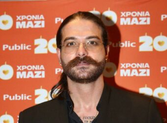 Μουγκοπέτρος: Παίζει κλαρίνο με το τραυματισμένο χέρι και στέλνει ένα όλο νόημα μήνυμα (Βίντεο)