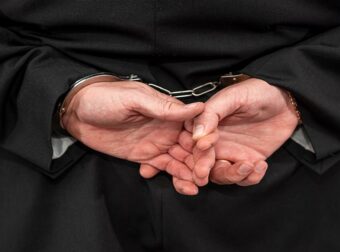 Ιερέας συνελήφθη λίγο πριν το «Χριστός Ανέστη» – Τον κατήγγειλε η παπαδιά: «Κλέβει αυγά από τις κότες»