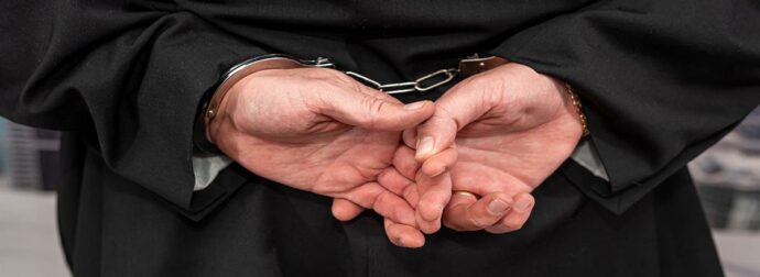 Ιερέας συνελήφθη λίγο πριν το «Χριστός Ανέστη» – Τον κατήγγειλε η παπαδιά: «Κλέβει αυγά από τις κότες»