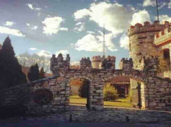 Το πιο παραμυθένιο ξενοδοχείο της Ελλάδας είναι γεμάτο πέτρινους πύργους και θυμίζει.. Σκωτία