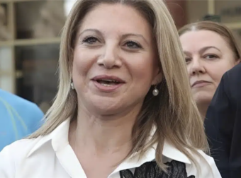 Όλοι μιλάνε για το κεντημένο πουκάμισο που φόρεσε σήμερα η Καρυστιανού – Αυτός είναι ο λόγος που το έβαλε, τι συμβολίζει