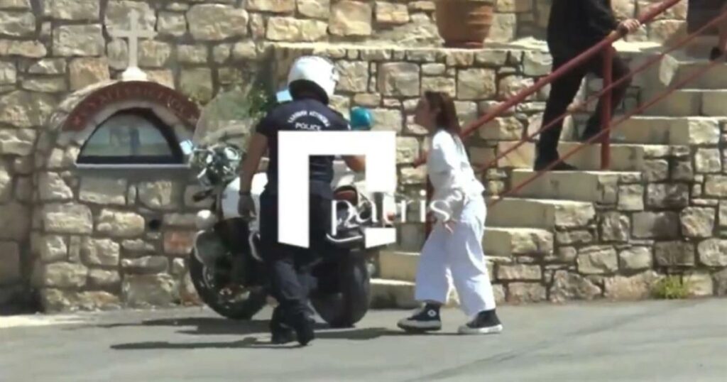 Κρήτη: Χαμός στην κηδεία του 21χρονου! Η αδελφή του επιτέθηκε στους αστυνομικούς ουρλιάζοντας (Βίντεο)###