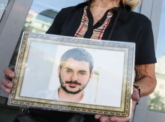 «Άνοιξε το βρώμικο στόμα σου,να πάμε να μαζέψουμε τα κοκαλάκια του παιδιού μου»: Ξεσπά η μητέρα του Μάριου Παπαγεωργίου