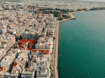 «Πόλεμος» σε πολυκατοικία της Θεσσαλονίκης: Ιδιοκτήτρια μετέτρεψε ημιυπόγειο σε 8 Airbnb και την έσυραν στα δικαστήρια