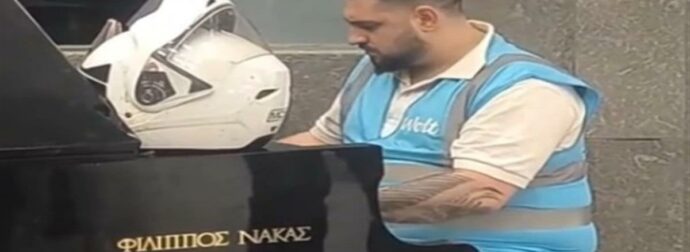 Ανατρίχιασε όλο το μετρό Συντάγματος: Ντελιβεράς έβγαλε το κράνος και έπαιξε Μητροπάνο στο πιάνο και έγινε viral σε δευτερόλεπτα – Τον ψάχνουν όλοι