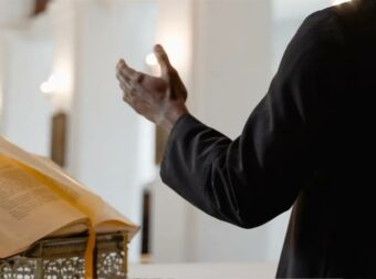 Πανικός σε Βάφτιση: Ο Παπάς έδιωξε τους Νονούς από τη Βάφτιση – Ο λόγος που έγινε έξαλλος και διέκοψε το μυστήριο