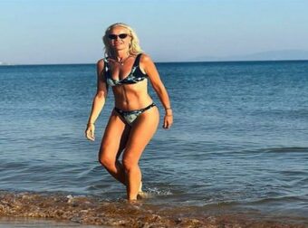 Κορμί 20άρας, ούτε μισή ρυτίδα, εντελώς… μεταμορφωμένη: Άλλος άνθρωπος η Μαρία Μπεκατώρου στα 52 της – Οι αρετουσάριστες φωτο με μαγιό και η αλλαγή