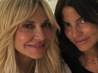 Δήμητρα Κούστα: To βίντεο από τα backstage των γυρισμάτων της Άννας Βίσση – «Υπερήφανη παραγωγός»