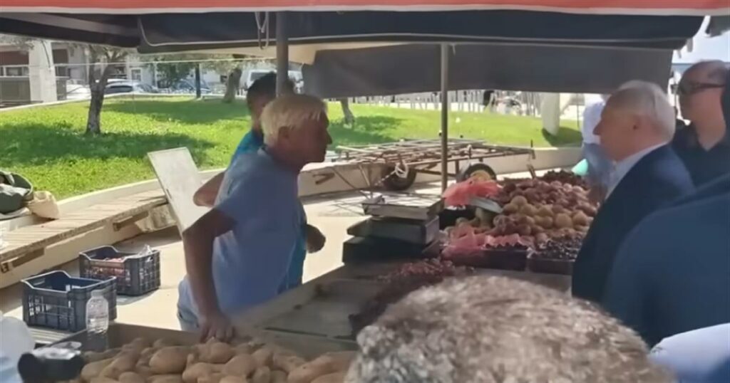 Τα «άκουσαν» Ανδριανός και Πλεύρης σε λαϊκή αγορά – «Σαράντα σκάνδαλα, όχι ένα. Πού είναι τα λεφτά των αγροτών; – Σηκωθείτε φύγετε»