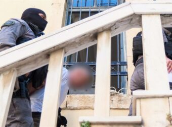 Σταυρούλα Λεβεντάκη: Αποδοκιμασίες έξω από τα δικαστήρια για τον 43χρονο – «Βρωμιάρη, δολοφόνε!» (Βίντεο)