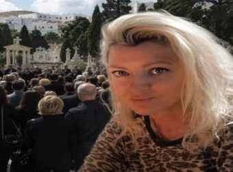 Τώρα το τελευταίο «αντίο» στην διασώστρια στην Σύρο: Σπαράζουν τα δύο ανήλικα παιδιά της και ο σύζυγος-Το κοριτσάκι με λευκά και ο γιος με…