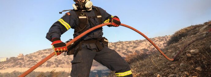 Φωτιά στη Βόνιτσα: Επιχειρούν επίγειες δυνάμεις και τέσσερα αεροσκάφη