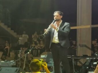 Συγκινημένος ο Άρης Μουγκοπέτρος, έπαιξε πάλι κλαρίνο ένα χρόνο μετά τον ακρωτηριασμό του
