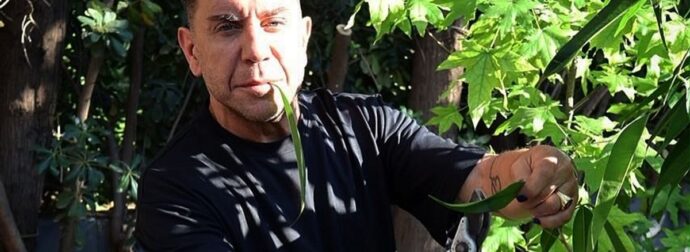 Γιώργος Μαζωνάκης: Έπιασε το κλαδευτήρι για να περιποιηθεί τον κήπο του – «Αγρότης μόνος ψάχνει»