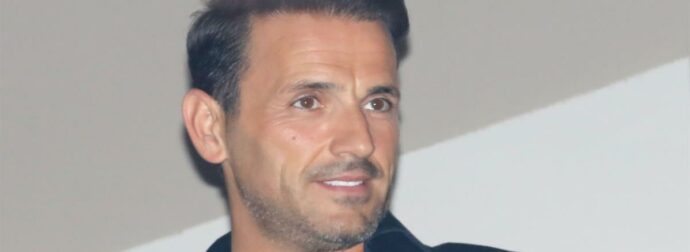 Δεν το περίμενε κανείς: Πασίγνωστος Έλληνας τραγουδιστής χώρισε έπειτα από 9 χρόνια σχέσης – Όλη η αλήθεια