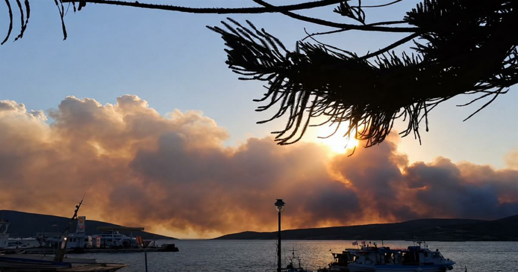 Κρίσιμες ώρες στη Σκύρο: Ολονύχτια μάχη με τις φλόγες, συνεχίζεται η κατάσβεση – Πλημμύρες και εγκλωβισμοί στη Μάνη