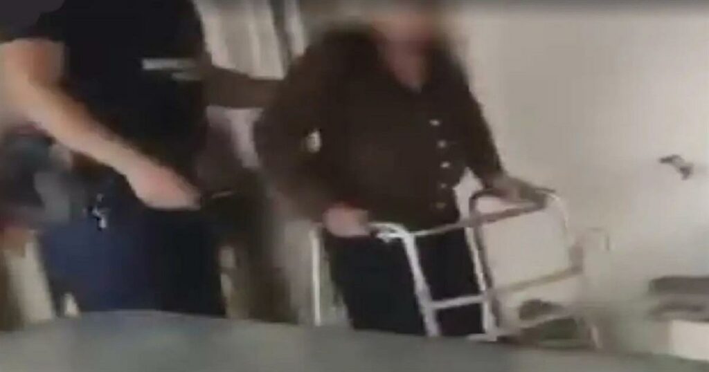 Φωτιά στον Κουβαρά: Αστυνομικοί έσωσαν ηλικιωμένη μέσα από σπίτι που είχε περικυκλωθεί από καπνούς