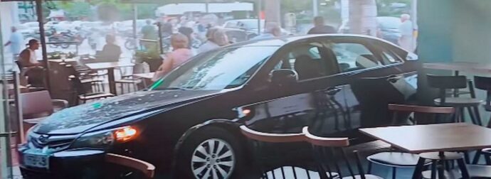 Αυτοκίνητο «μπούκαρε» σε κατάστημα εστίασης στη Μεσσήνη και σταμάτησε ανάμεσα στα τραπέζια – Δείτε βίντεο