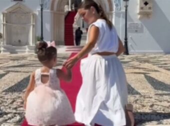 Η Μαρία Μενούνος γονατιστή στην Παναγία της Τήνου μαζί με την κόρη της: «Υπάρχουν κόκκινα χαλιά που αλλάζουν την ψυχή»