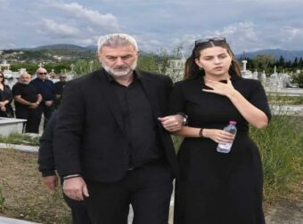 Έγινε το μνημόσυνο για τα τρίμηνα της Γωγώς: Η υπόσχεση που έδωσε η Βικτώρια πάνω από το μνήμα της μητέρας της