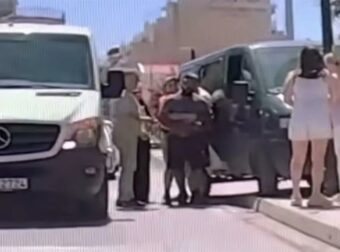 Πράξη ανθρωπιάς: Οδηγός σώζει άνδρα που πνιγόταν στην πλατεία Ελευθερίας – Περαστικό ΙΧ κατέγραψε σε βίντεο τη διάσωση