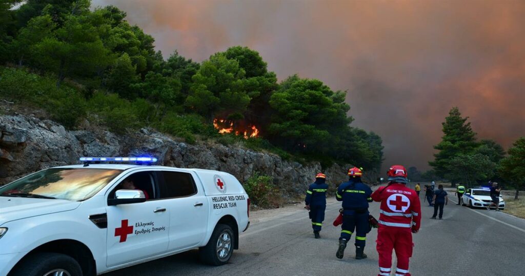 Φωτιά στο Πόρτο Γερμενό: Ηλικιωμένο ζευγάρι απεγκλωβίστηκε από την αυλή του σπιτιού που φλεγόταν