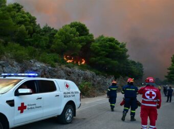Φωτιά στο Πόρτο Γερμενό: Ηλικιωμένο ζευγάρι απεγκλωβίστηκε από την αυλή του σπιτιού που φλεγόταν