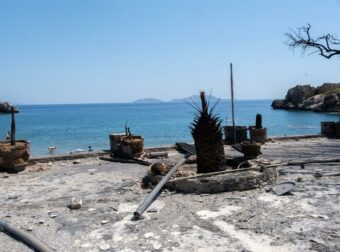 Εικόνες θλίψης στο νότιο Ρέθυμνο μετά τη φωτιά που έσβησε στη θάλασσα – Μαυρισμένη γη παντού