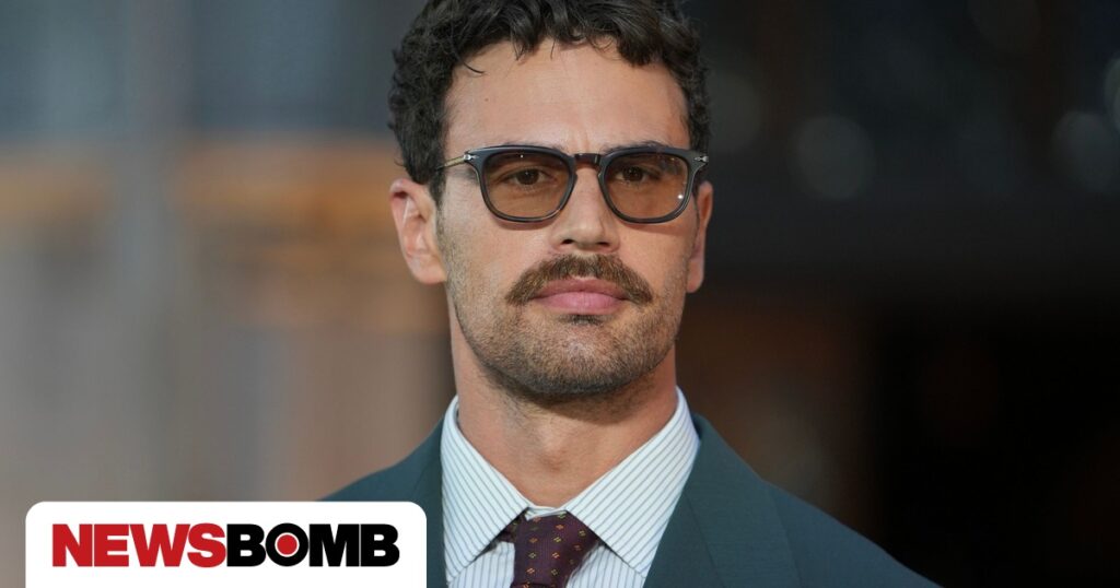 Τέο Τζέιμς: Ο βασικός υποψήφιος για τον νέο James Bond είναι Έλληνας και δοκιμάζει μπακλαβά και ούζο
