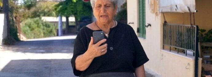 Η viral γιαγιά του Ημιμαραθωνίου Κρήτης ετοιμάζει καλάθια, φωτογραφίες και… 5 χιλιόμετρα