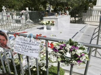 «Σαν να του κάνει παρέα…»: Πήγε και κάθισε πάνω στον τάφο του Μαζωνάκη…  Ανατριχιάζει το βίντεο που κυκλοφορεί – Χιλιάδες αντιδράσεις και σχόλια