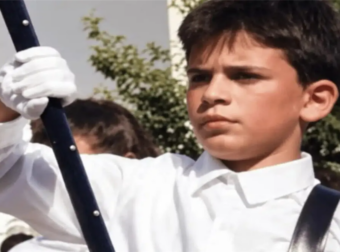 Ο εικονιζόμενος σημαιοφόρος έγινε κορυφαίος τραγουδιστής & έσβησε στην άσφαλτο πριν από δέκα χρόνια – Τον αναγνωρίζεις;