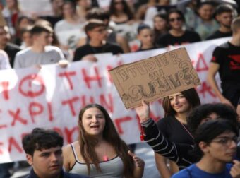 Στους δρόμους μαθητές και φοιτητές με συνθήματα στα γαλλικά, σε εξέλιξη η πορεία προς τη Βουλή – Δείτε φωτογραφίες και βίντεο###