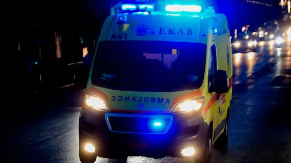 Σοκ: Αυτοκίνητο παρέσυρε γυναίκα συνεπιβάτη που εκτινάχθηκε από μηχανή – Ο οδηγός της μηχανής την εγκατέλειψε σοβαρά τραυματισμένη