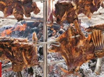 Γιατί οι Κρητικοί ψήνουν το αρνί μόνο με αλάτι;