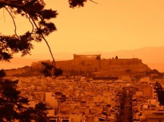 Αθήνα βγαλμένη από ταινία επιστημονικής φαντασίας: H αφρικανική σκόνη «έβαψε» πορτοκαλί τον αττικό ουρανό – Εντυπωσιακές εικόνες (video)