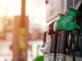 Τρεχάτε ποδαράκια μου: Ξεπέρασε τα 2 ευρώ η τιμή της βενζίνης – Σοκάρουν οι εκτιμήσεις για τις ημέρες του Πάσχα