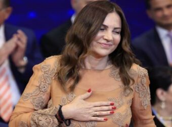 Οργή με δήλωση της Βίκυς Φλέσσα για τα Τέμπη: «Τα παιδιά τα σκοτώσαμε όλοι και όλες μαζί»